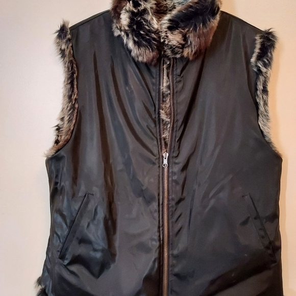 Blassport reversible faux fur/black vest large - Picture 7 of 13